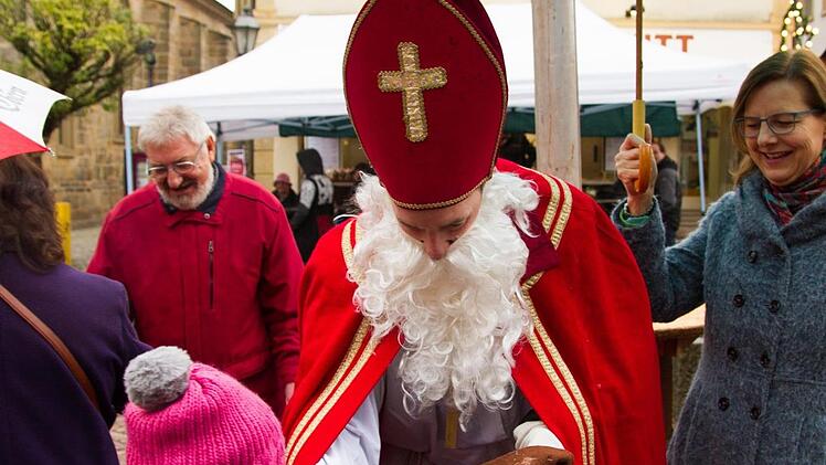 Der Besuch des Nikolauses zauberte Jung und Alt ein Lächeln ins Gesicht - trotz Regen. Fotos: Jule Müller