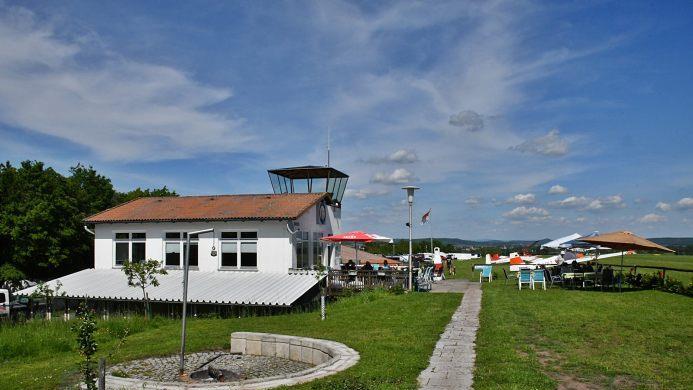 Der Flugplatz "Am Himmelreich" bei Merkershausen ist an diesem Wochenende Treffpunkt für Oldtimer-Segelflieger. Foto: Hanns Friedrich