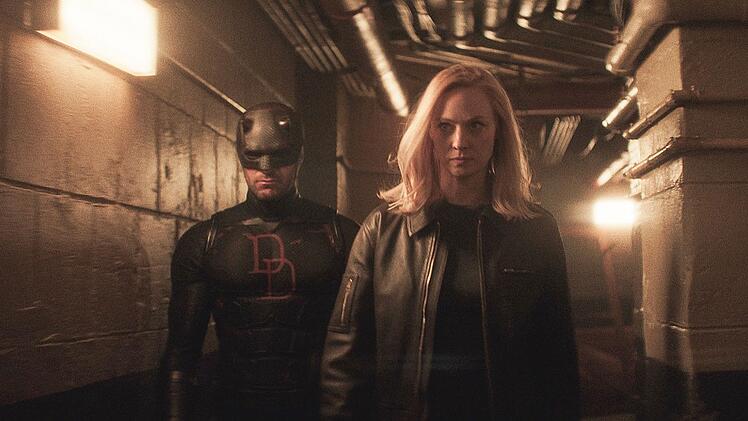Karen Page (Deborah Ann Woll) ist zu allem entschlossen, um Daredevil (Charlie Cox) zu helfen.