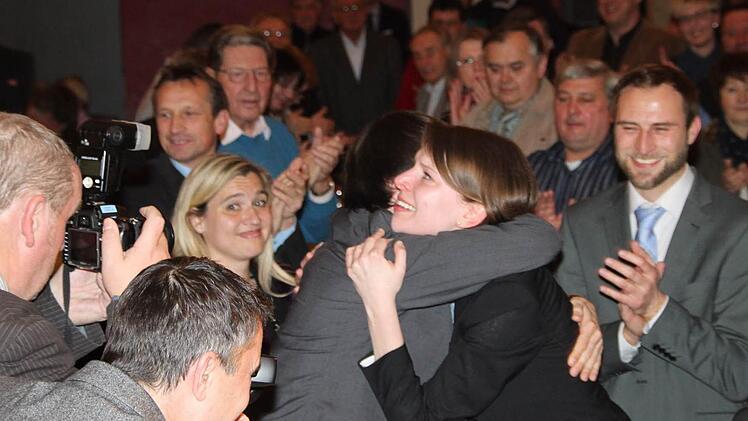 Bruder Peter gratuliert seiner Schwester Emmi Zeulner; rechts deren Freund Frederik Seidel.