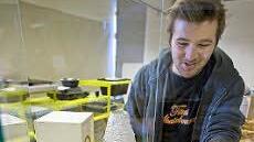 Luis Sivla mit Porzellanschüsseln aus dem Projekt "seriell unkonventionell", das bis vor Kurzem in Hamburg gezeigt wurde.