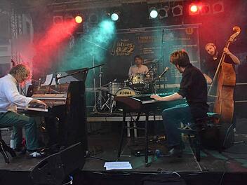 Zwei Pianisten drehen bei den Boogiemen's Friends die Zeit zurück, um Boogie Woogie der 20er- und 30er-Jahre aufleben zu lassen.  Foto: Werner Kohn