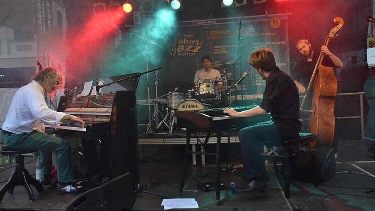 Zwei Pianisten drehen bei den Boogiemen's Friends die Zeit zurück, um Boogie Woogie der 20er- und 30er-Jahre aufleben zu lassen.  Foto: Werner Kohn