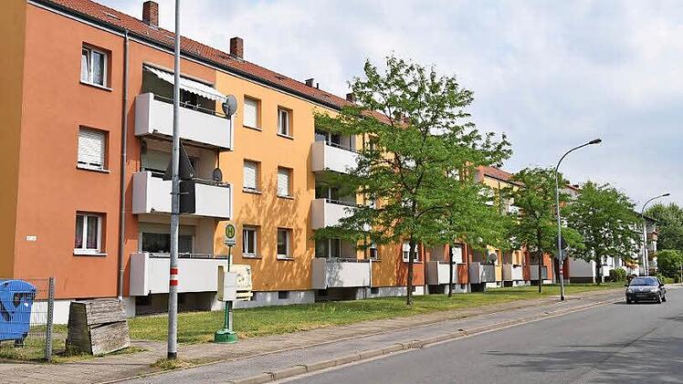 Über 500 Wohnungen der Stadtbau GmbH wechseln voraussichtlich zum Jahresende den Besitzer. Davon betroffen sind auch Einheiten in der Kloster-Langheim-Straße in Bamberg-Ost.   Foto: Ronald RInklef