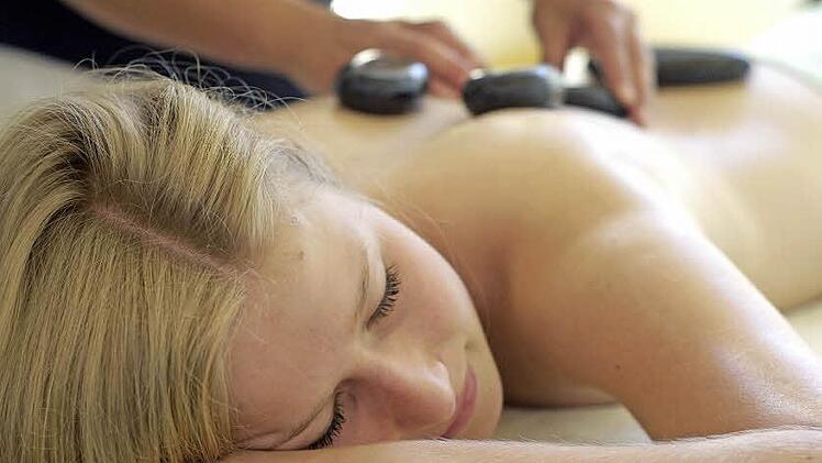 Verwöhnprogramm mit einer Hot-Stone-Massage. Fotos: djd/www.carolinensiel.de