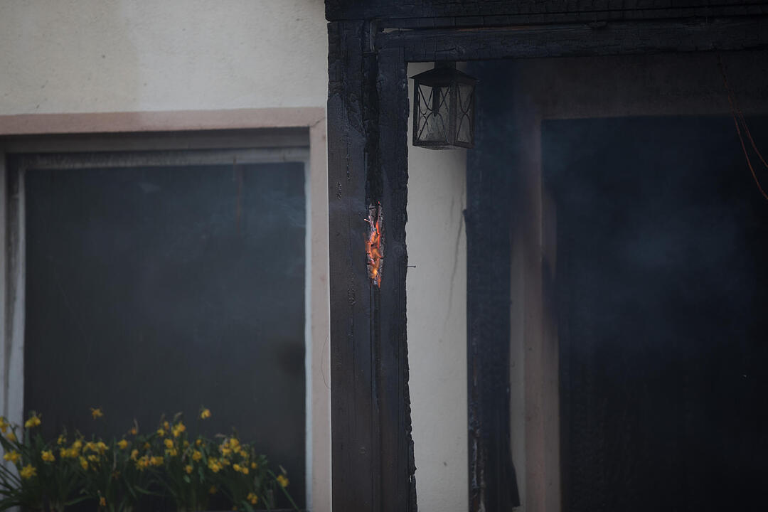 Brand in Doppelhaushälfte: Anderer Gebäudeteil in Mitleidenschaft gezogen - Bewohner leicht verletzt – Feuerwehr muss Dachstuhl öffnen, um Glutnester zu bekämpfen