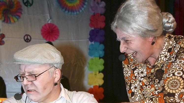 Gerlinde hat gut Lachen. Sie musste schließlich nicht das schwere Einmachglas öffnen. Kein Wunder, dass Helmut schon bessere Laune hatte.