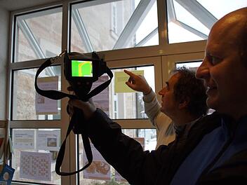 Eine Thermographie offenbart Kältebrücken und feuchte Wände an einem Gebäude. Günther Lieberth (von links) und Markus Hahn zeigen die Funktionsweise. Beim Jubiläumspreisausschreiben der Energieberatung Haßberge ist so eine Thermographie zu gewinnen.Sabine Weinbeer