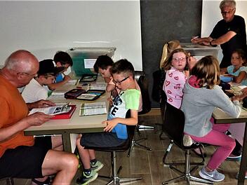 Beim Erforschen der Bergbaugeschichte unterstützten Günther Skultety (links) und  Günther Scheler die Buben und Mädchen der Grundschule Stockheim.Gerd Fleischmann