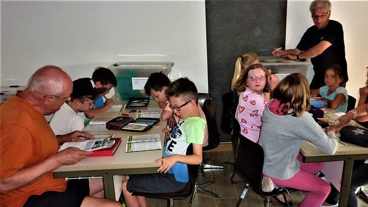 Beim Erforschen der Bergbaugeschichte unterstützten Günther Skultety (links) und  Günther Scheler die Buben und Mädchen der Grundschule Stockheim.Gerd Fleischmann