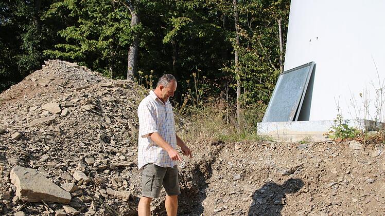 Norbert Schmäling zeigt, wo der Kran angeschraubt wird.