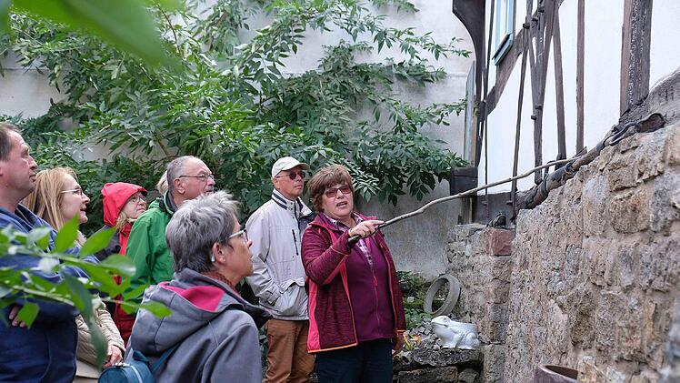 Gern schlossen sich die Besucher der fachkundigen Führung von Ingrid Mützel durch das historische Anwesen des Schreinersch Hauses in Machtilshausen an.Gerd Schaar