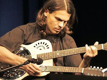 Ein Meister auf der vierzehnsaitigen Gitarre ist der Schweizer Musiker Attila Vural.  Foto: Stephan Stöckel