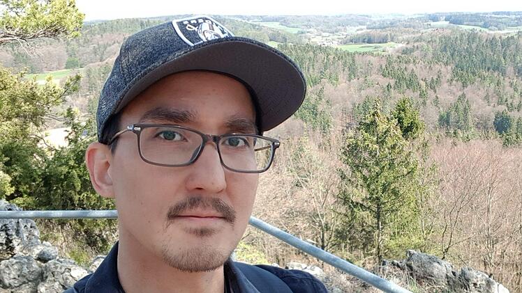 Ein Abstecher abseits des therapeutischen Wanderweges: FT-Reporter Ronald Heck blickt von der Burgruine Leienfels über die Fränkische Schweiz. Foto: Ronald Heck