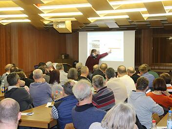 Bei der Informationsveranstaltung in Euerdorf, die auf großes Interesse stießt, informierte  Ingenieurin Andrea Eick über die Sicherung der gemeinsamen Trinkwasserversorgung  von Ramsthal, Euerdorf und Sulzthal sowie Fördermöglichkeiten für die geplante Baumaßnahme. Hilmar Ruppert