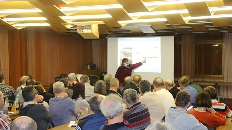 Bei der Informationsveranstaltung in Euerdorf, die auf großes Interesse stießt, informierte  Ingenieurin Andrea Eick über die Sicherung der gemeinsamen Trinkwasserversorgung  von Ramsthal, Euerdorf und Sulzthal sowie Fördermöglichkeiten für die geplante Baumaßnahme. Hilmar Ruppert