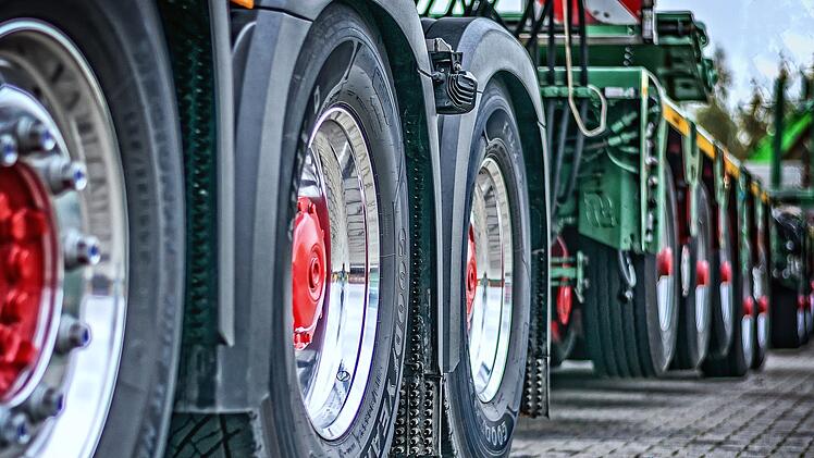 Lkw verliert Auflieger