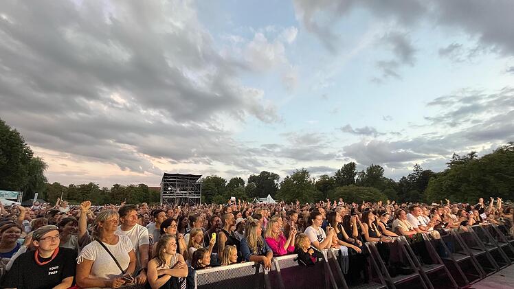 Die Wolken hielten dicht und so erlebten die Lea-Fans einen wunderbaren Abend vor der Bühne.