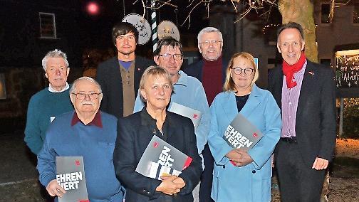 Das Bild zeigt (vorne, von links) mit Urkunde Horst Zinner, Heinrich Leitz, Doris Gl&uuml;ck, J&uuml;rgen Hirschel, Sabine Reissig, dahinter Dirk Schneider, Wolfgang Schmitt und Mathias Eckardt.