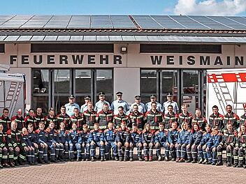 Die vier Leistungsgruppen der Feuerwehr Weismain mit den Schiedsrichtern.