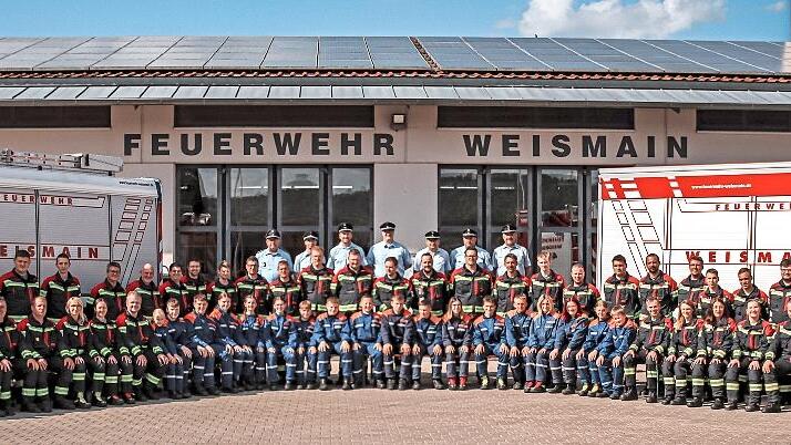 Die vier Leistungsgruppen der Feuerwehr Weismain mit den Schiedsrichtern.
