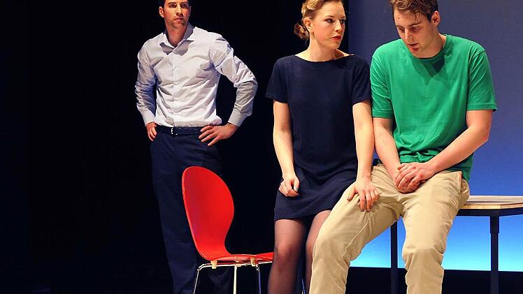 Heillose Verstrickungen: Frederik Leberle, Philippine Pachl und Sönke Schnitzer (von links) in der Coburger Erstaufführung von Dennis Kellys "Waisen".Fotos: Andrea Kremper