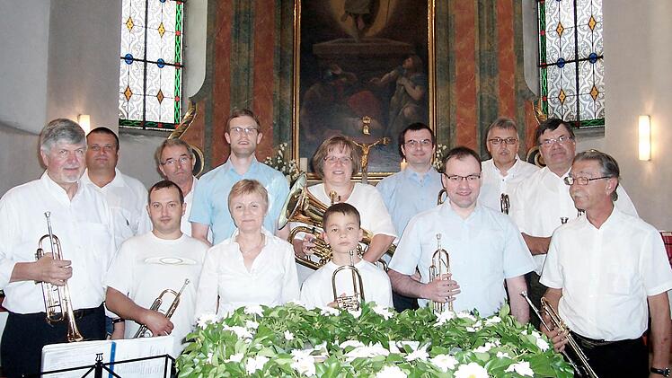 Rudolf Kramer (links) kann auf seine Bläser zählen. Den Verein gibt es schon seit 110 Jahren. Am Wochenende wirkten beim Auftritt mit: Hildegard Kramer, Christian Kramer. Hans Ott, Karl Kramer, Matthias Dürr, Hans-Friedrich Dürr, Manfred Kramer, Helmut Kramer, Elfriede Roth, Wolfgang Saueracker, Achim Zepter und als jüngstes Mitglied der zehnjährige Hannes Haferkamp (Mitte).  Fotos: Marina Zimmermann