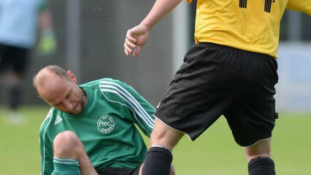 Der Lindauer Marco Meisel verliert den Ball an den Kirchahorner Christian Berner.