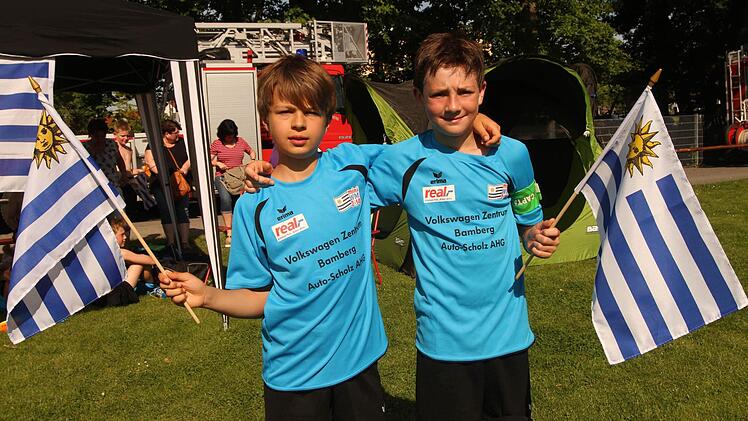 Goalgetter für den FC Sand war Kapitän Jonas Hartwig (rechts). Auch Nico Haupt erzielte ein wichtiges Tor. Hier zeigen sie mit Stolz ihre Nationalfahnen für Uruguay. Foto: Günther Geiling