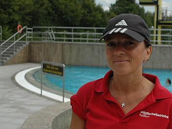 Rettungsschwimmerin Christiane Schöller vor dem Beckenabschnitt, in den der Dreijährige gefallen war.  Fotos: Klaus Schmitt
