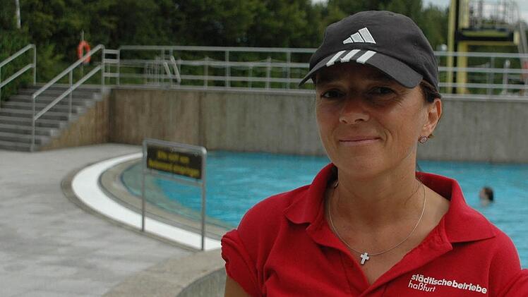 Rettungsschwimmerin Christiane Schöller vor dem Beckenabschnitt, in den der Dreijährige gefallen war.  Fotos: Klaus Schmitt