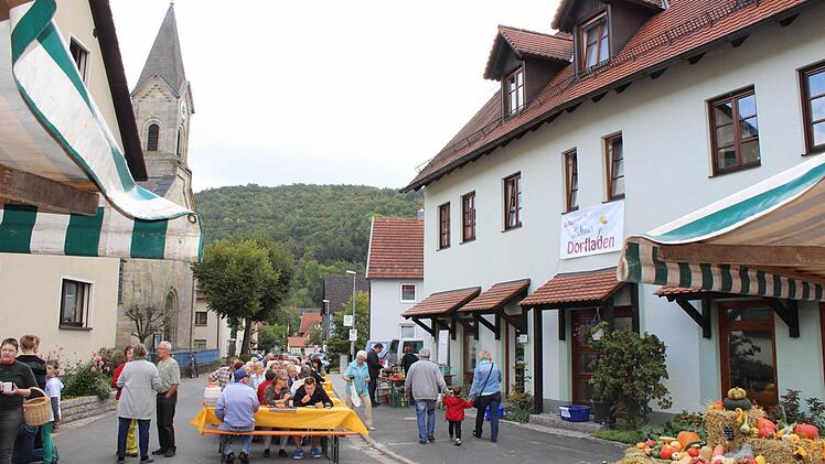 Die Bürger feiern vor dem künftigen Dorfladen (rechts) in der Hauptstraße in Unterleinleiter Erntedankmarkt mit Weinfest. Fotos: fra-press