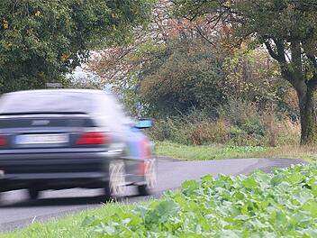 Zügig unterwegs sind viele Autofahrer auf der "Igelwiese", die nach Willen des Gemeinderats zum Feldweg umgewidmet wird. Foto: Gerd Schaar