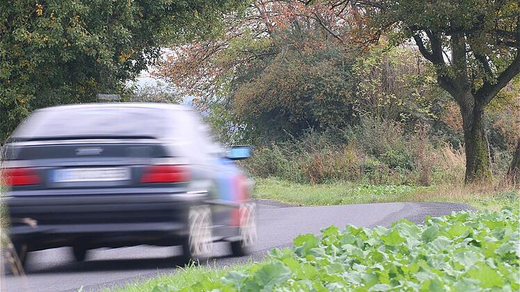 Zügig unterwegs sind viele Autofahrer auf der "Igelwiese", die nach Willen des Gemeinderats zum Feldweg umgewidmet wird. Foto: Gerd Schaar