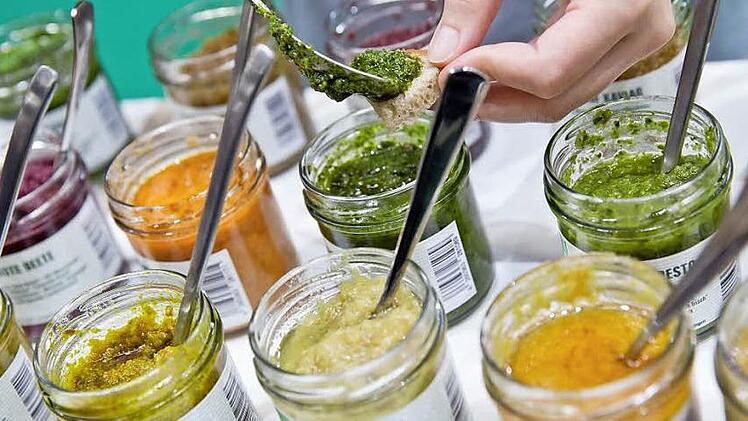 Kostproben an fast jedem Stand: Viele Fachbesucher nutzen die Messe, um Neuheiten probieren zu können.  Foto: dpa