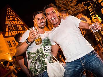 Die Kulmbacher Altstadtfest wurde Freitagnacht zur großen Partymeile. Die Gäste waren bester Laune. Foto: Alexander Muck