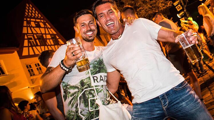 Die Kulmbacher Altstadtfest wurde Freitagnacht zur großen Partymeile. Die Gäste waren bester Laune. Foto: Alexander Muck
