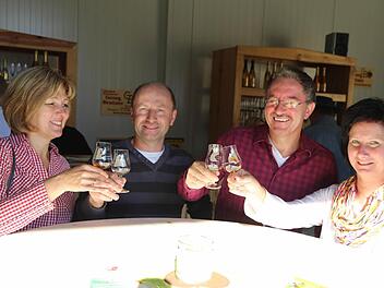 Flüssiges Obst ist beim "Tag der Brennereien" begehrt.  Fotos: Franz Galster