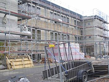 Die Sanierung der Johannes-Petri-Schule liegt im Zeitplan. Situationsbedingte Kostenmehrungen, die das Architekturbüro Haase darlegte, halten sich in Grenzen.  Fotos: Winfried Ehling
