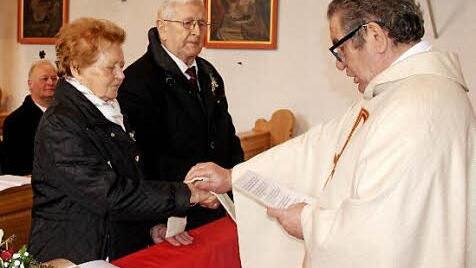 Der Geistliche segnet die Ehe von Adam und Maria Wichert. Foto: J. Blum