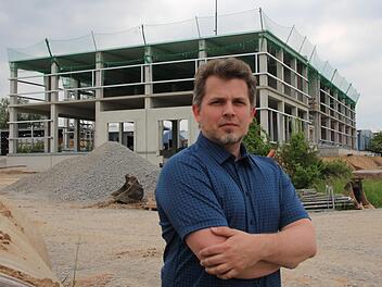 Timo Tobolla, Geschäftsführer der Firma Hombach in Uehlfeld vor der neuen Fertigungshalle
