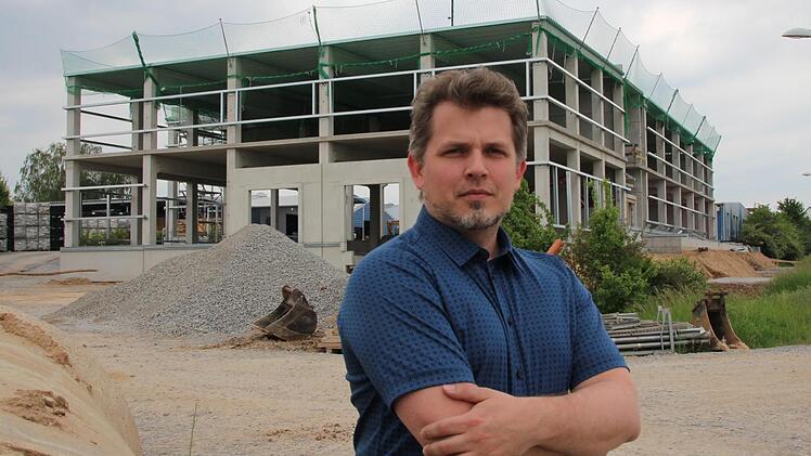 Timo Tobolla, Geschäftsführer der Firma Hombach in Uehlfeld vor der neuen Fertigungshalle