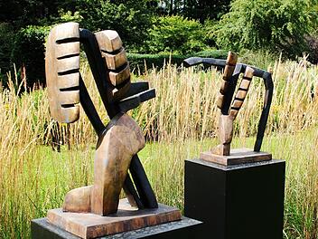 Ob Bronze oder Holz, die Skulpturen von Beate Debus entwickeln ein intensives Eigenleben.  Fotos: Carolin Herrmann