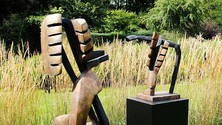 Ob Bronze oder Holz, die Skulpturen von Beate Debus entwickeln ein intensives Eigenleben.  Fotos: Carolin Herrmann