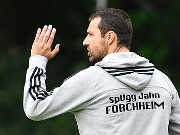 Jahn-Coach Christian Springer war mit der Leistung des Schiedsrichters beim 0:4 in Würzburg nicht einverstanden. Sportfoto Zink