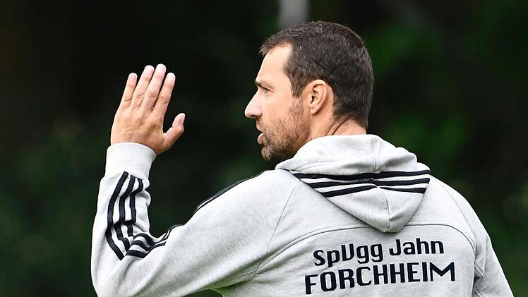 Jahn-Coach Christian Springer war mit der Leistung des Schiedsrichters beim 0:4 in Würzburg nicht einverstanden. Sportfoto Zink