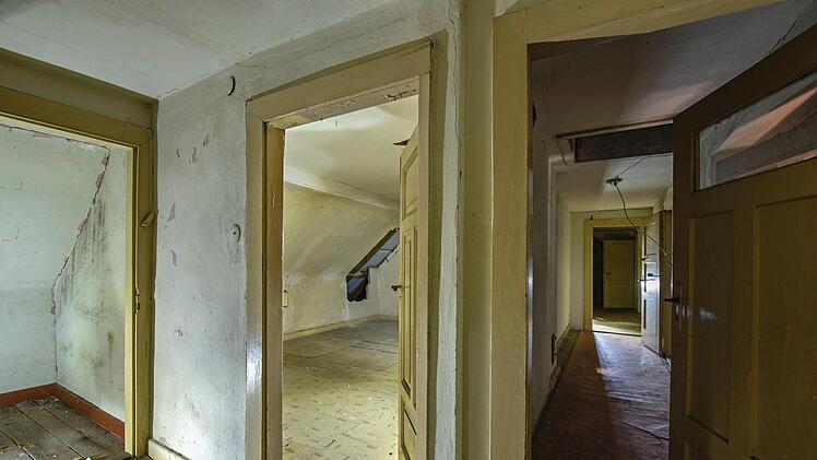 Längst verlassen sind die Wohnungen im Obergeschoss des Bahnhofsgebäudes. Foto: Jürgen Hüfner