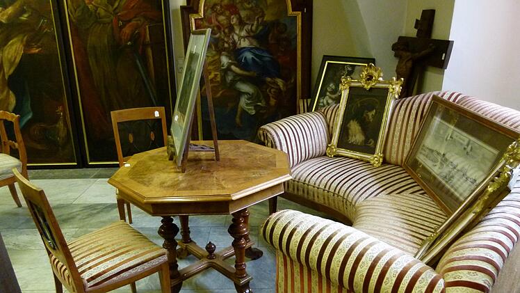 Auch Mobiliar im Biedermeier-Stil kam am Wochenende unter den Hammer. Foto: Marion Krüger-Hundrup