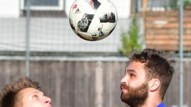 Der Lichtenfelser Dennis Schunke (links) im Kopfballduell mit dem Frohnlacher Tim Rebhan. Foto: Gunther Czepera