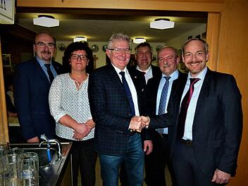 Einstimmig wurde Günther Hübner zum Bürgermeisterkandidaten der CSU Harsdorf nominiert. Von links: 2. Bürgermeister Manfred Zapf, Heidi Paulini, Bürgermeister Günther Hübner, stellvertretender CSU-Kreisvorsitzender Gerhard Schneider, CSU-Ortsvorsitzender und Gemeinderat Wilfried Löwinger sowie stellvertretender Landrat Jörg Kunstmann. Foto: Werner Reißaus